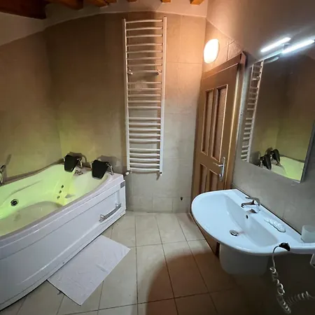 Kulla E Arte Hotel Razëm